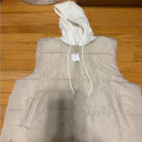 Madden Girl Cream Puffer Vest with White Hood - Picture 2 of 3